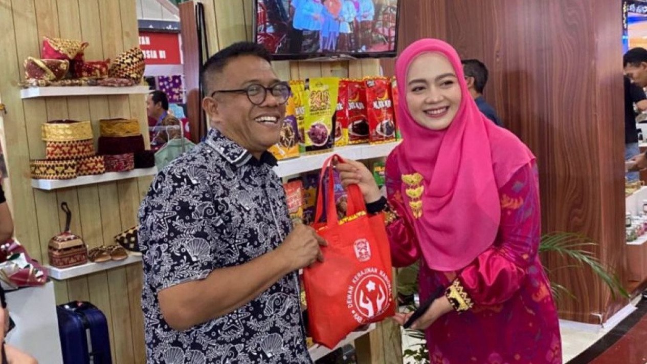 Nuri Maulida Pimpin Dekranasda Lampung Selatan Promosikan Kain Tapis dan Tenun di ITTIE Batam