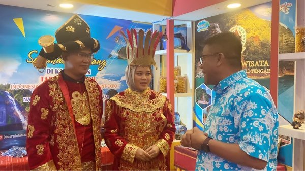 Kepala Dinas Kebudayaan dan Pariwisata (Disbudpar) Kota Batam, Ardiwinata saat membuka kegiatan Indonesia Tourism and Trade Investment Expo (ITTIE) yang berlangsung di Nagoya Hill Shopping Mall. (Foto: Ist)
